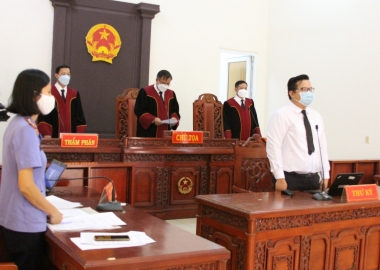  PHIÊN TÒA SƠ THẨM GIẢI QUYẾT VỤ ÁN LAO ĐỘNG DIỄN RA NHƯ THẾ NÀO?